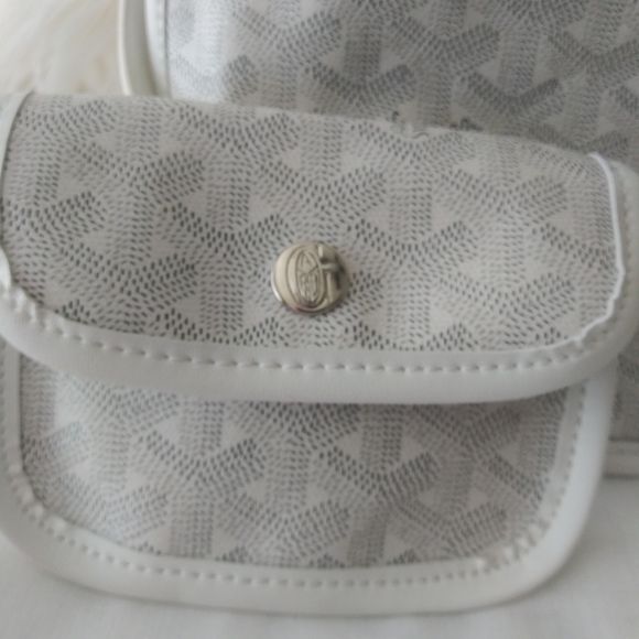 Very Cute Small Designer Bag - Picture 10 of 11